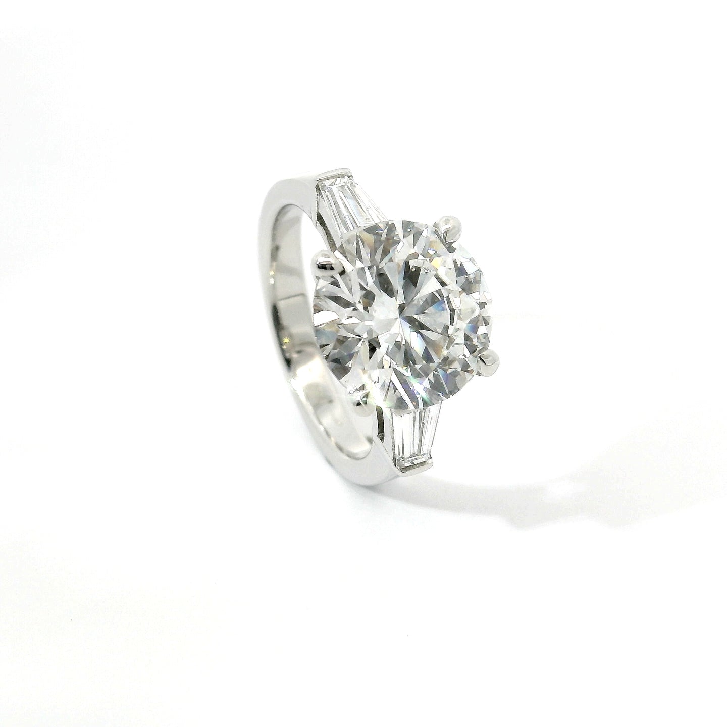 Solitario in oro bianco con diamanti lab-grown taglio brillante e taper, 5,63 carati.