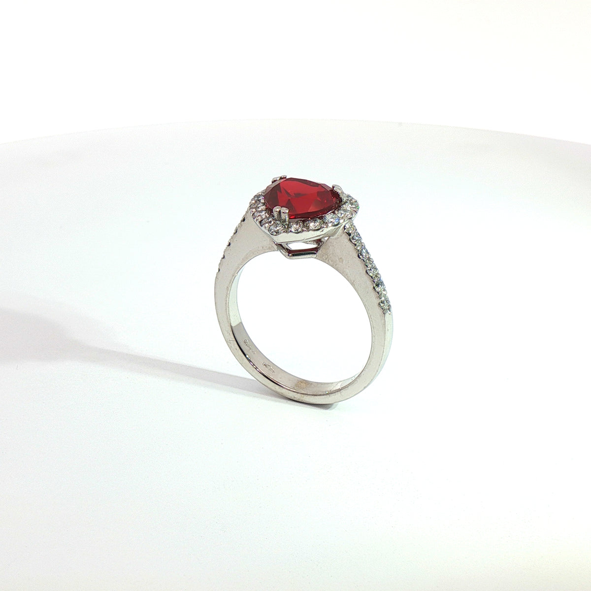 Anello in oro bianco con rubino Lab-Grown taglio cuore e diamanti Lab-Grown taglio brillante.
