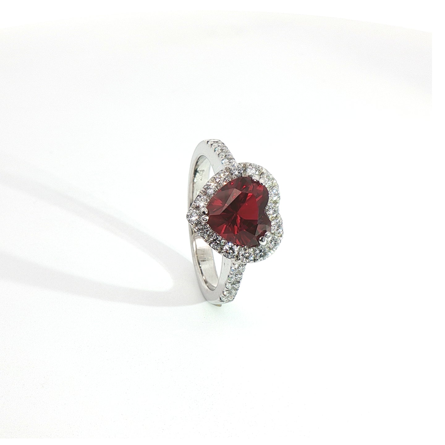 Anello in oro bianco con rubino Lab-Grown taglio cuore e diamanti Lab-Grown taglio brillante.