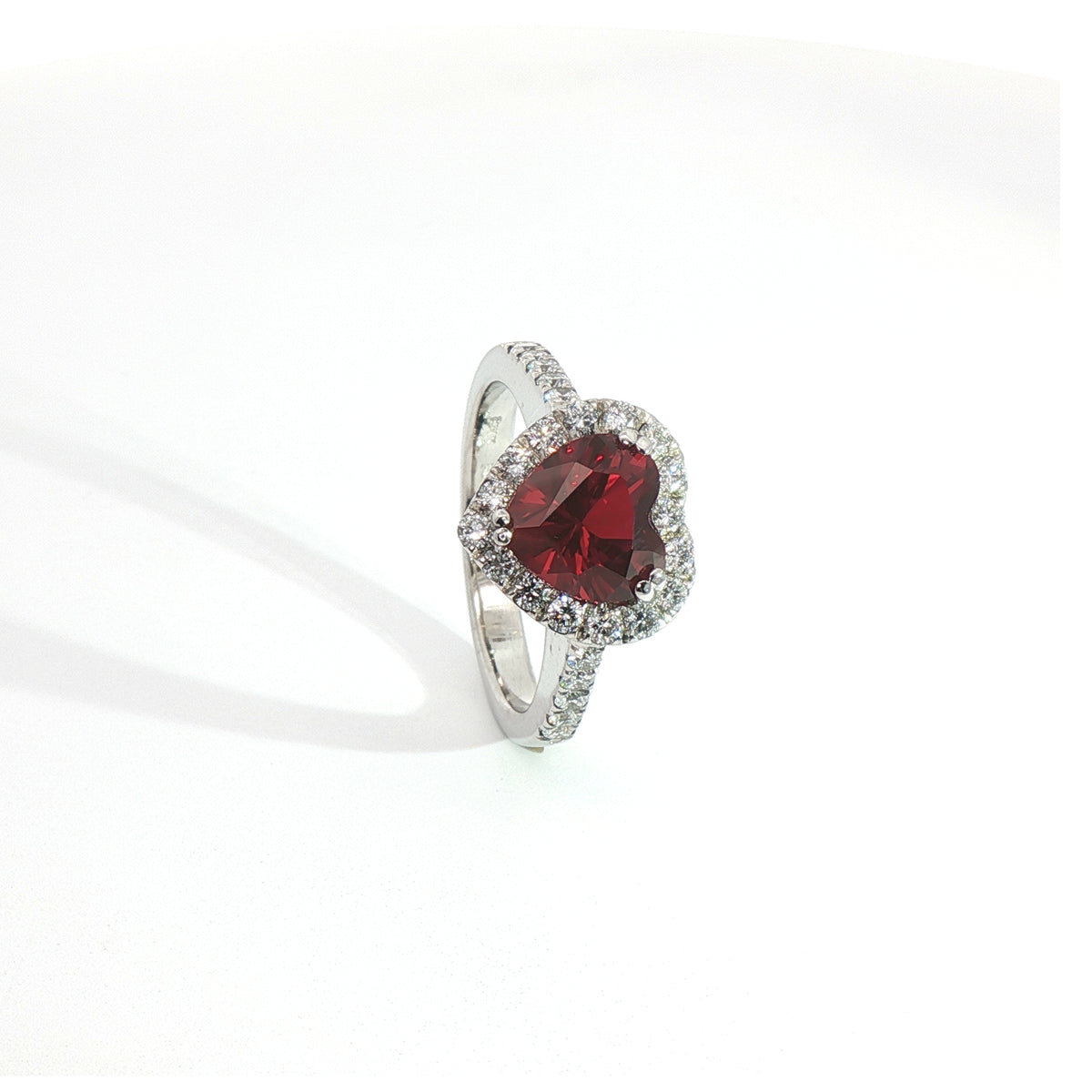 Anello in oro bianco con rubino Lab-Grown taglio cuore e diamanti Lab-Grown taglio brillante.