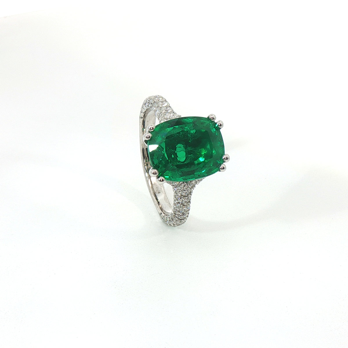 Anello in oro bianco con smeraldo Lab-Grown taglio cuscino e diamanti Lab-Grown taglio brillante.