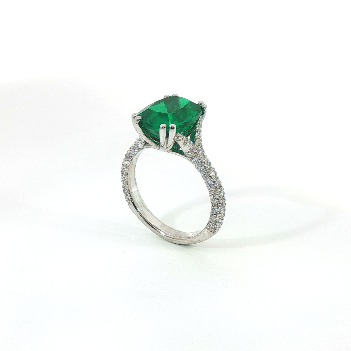 Anello in oro bianco con smeraldo Lab-Grown taglio cuscino e diamanti Lab-Grown taglio brillante.