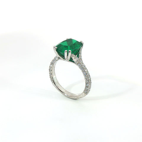 Anello in oro bianco con smeraldo Lab-Grown taglio cuscino e diamanti Lab-Grown taglio brillante.