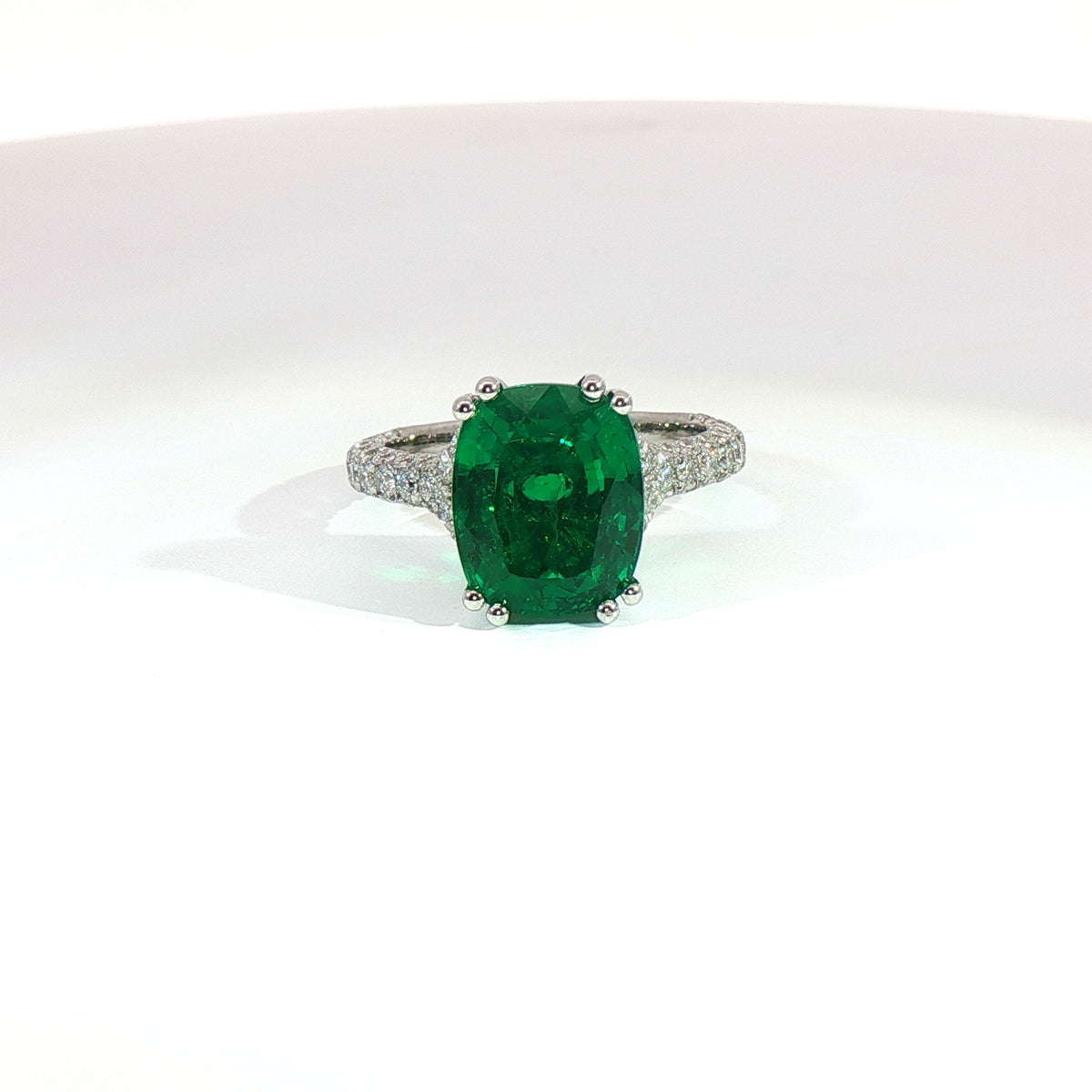 Anello in oro bianco con smeraldo Lab-Grown taglio cuscino e diamanti Lab-Grown taglio brillante.