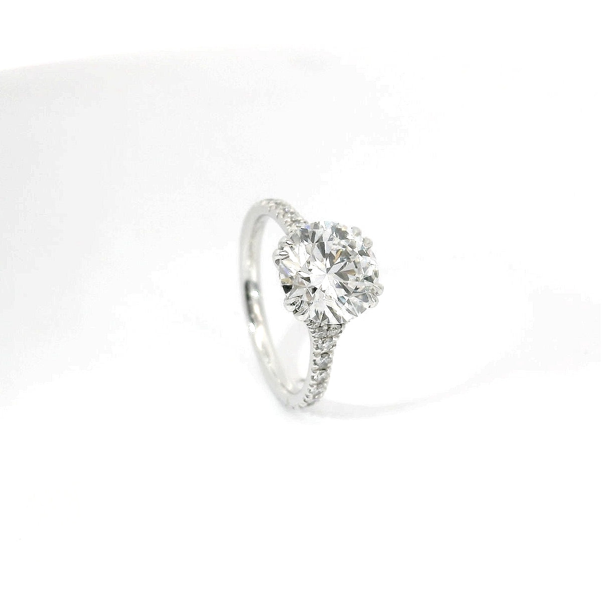 Solitario in oro bianco con diamanti lab-grown taglio brillante sul gambo, 3,07 carati.