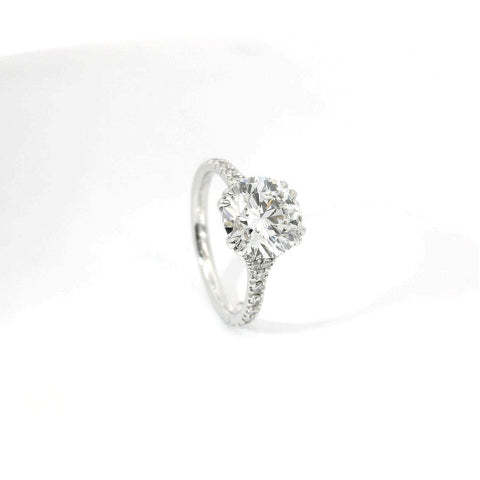 Solitario in oro bianco con diamanti lab-grown taglio brillante sul gambo, 3,07 carati.