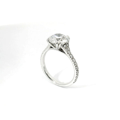 Solitario in oro bianco con diamanti lab-grown taglio brillante sul gambo, 3,07 carati.