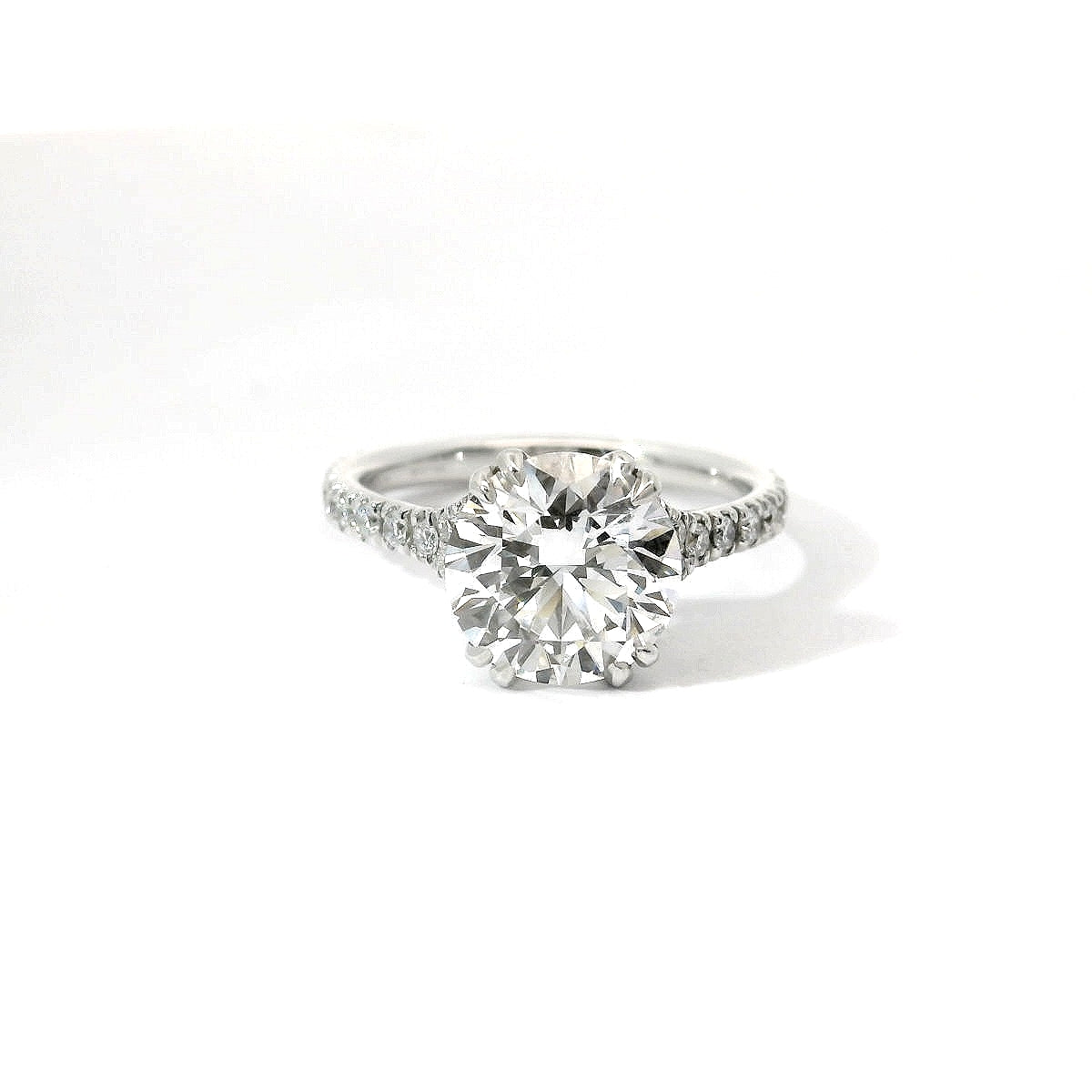 Solitario in oro bianco con diamanti lab-grown taglio brillante sul gambo, 3,07 carati.