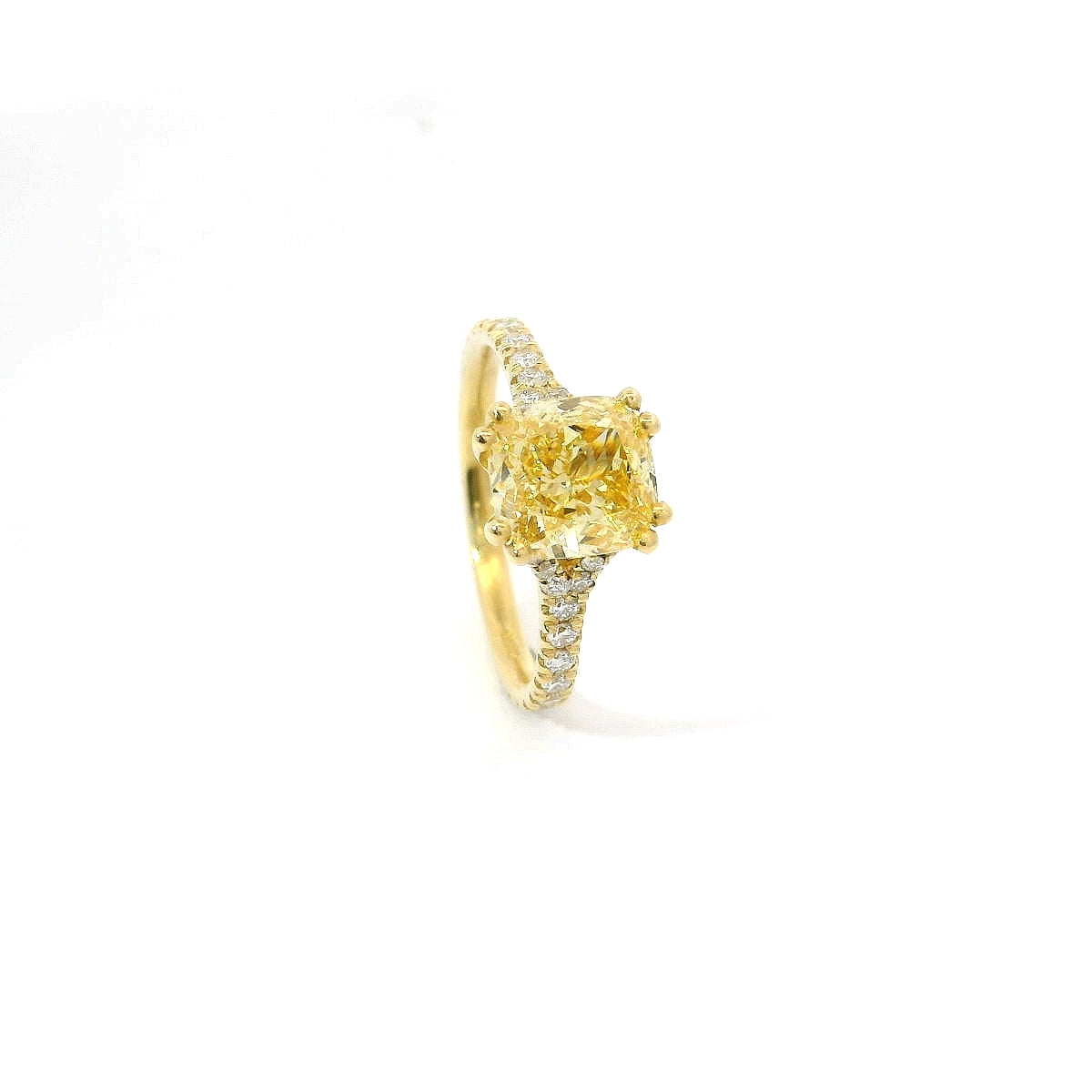 Solitario in oro giallo e diamante lab-grown taglio cuscino fancy yellow e taglio brillante, 2,71 carati.