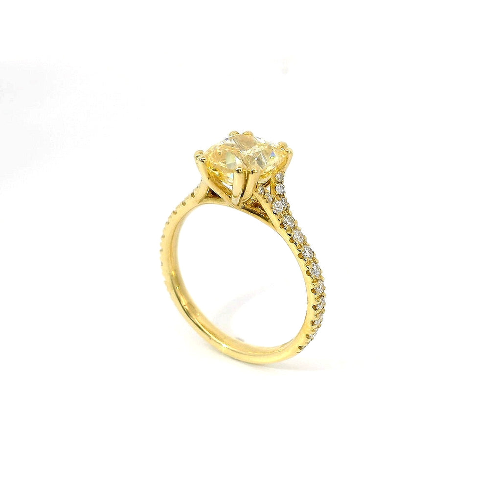Solitario in oro giallo e diamante lab-grown taglio cuscino fancy yellow e taglio brillante, 2,71 carati.