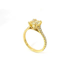 Solitario in oro giallo e diamante lab-grown taglio cuscino fancy yellow e taglio brillante, 2,71 carati.