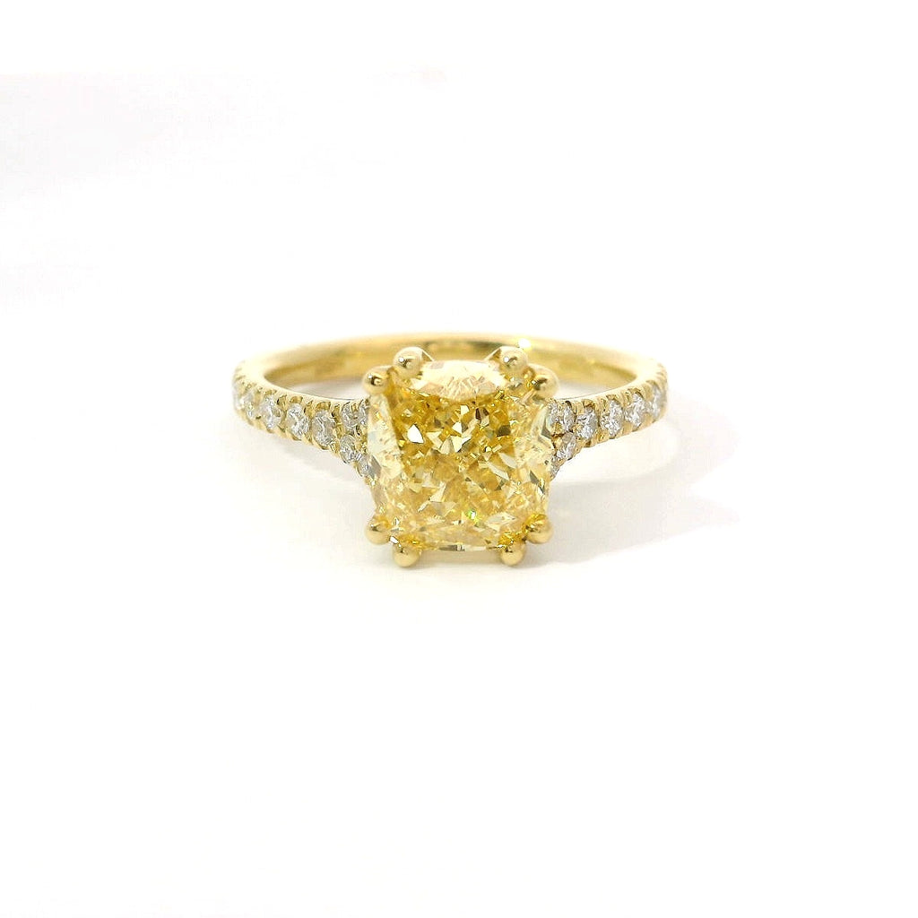 Solitario in oro giallo e diamante lab-grown taglio cuscino fancy yellow e taglio brillante, 2,71 carati.