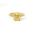 Solitario in oro giallo e diamante lab-grown taglio cuscino fancy yellow e taglio brillante, 2,71 carati.