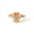 Solitario in oro rosa e diamante lab-grown taglio cuscino fancy pink e taglio brillante, 3,19 carati.