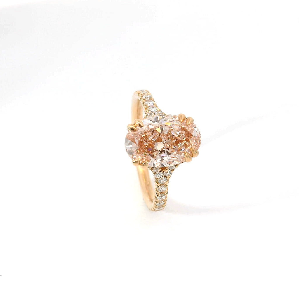 Solitario in oro rosa e diamante lab-grown taglio cuscino fancy pink e taglio brillante, 3,19 carati.