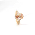 Solitario in oro rosa e diamante lab-grown taglio cuscino fancy pink e taglio brillante, 3,19 carati.