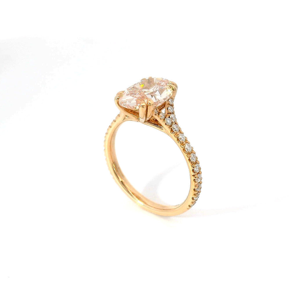 Solitario in oro rosa e diamante lab-grown taglio cuscino fancy pink e taglio brillante, 3,19 carati.
