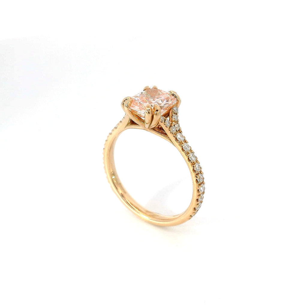 Solitario in oro rosa e diamante lab-grown taglio cuscino fancy pink e taglio brillante, 2,19 carati.