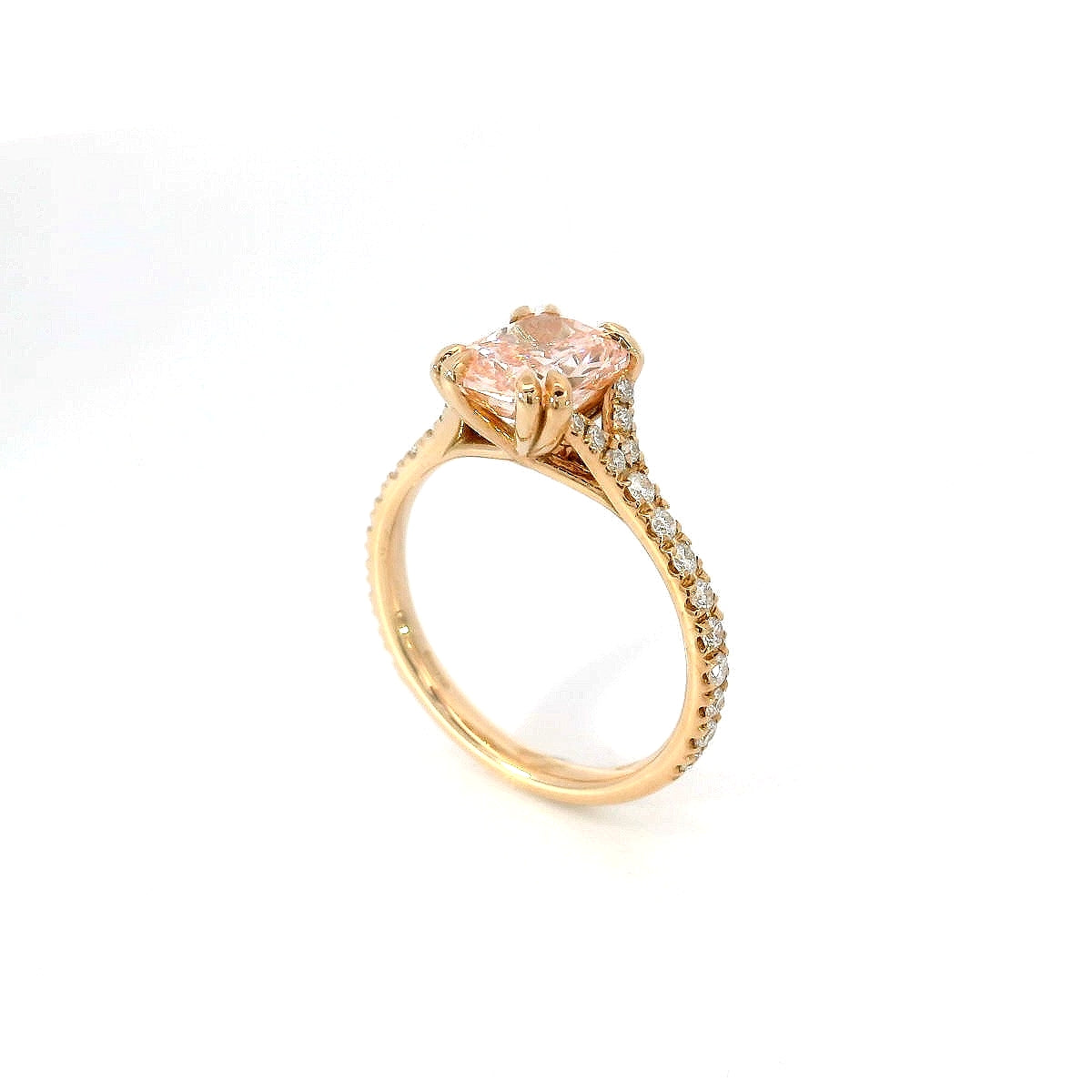 Solitario in oro rosa e diamante lab-grown taglio cuscino fancy pink e taglio brillante, 2,19 carati.