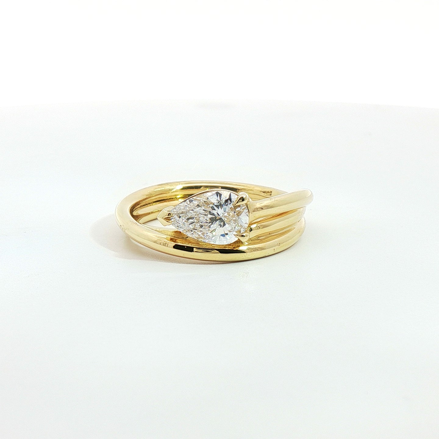 Solitario in oro giallo con diamante Lab-Grown taglio goccia, 1,04 carati.