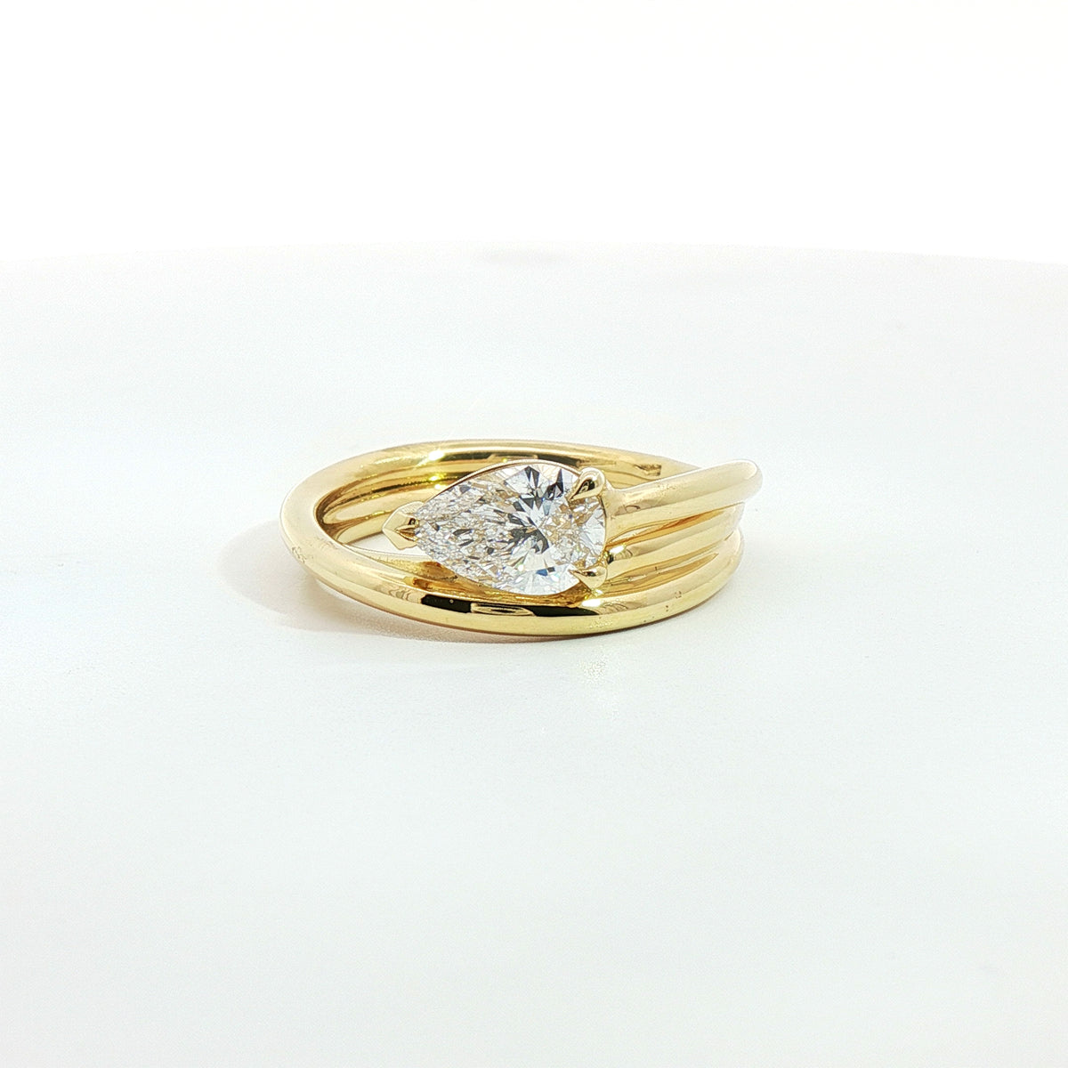 Solitario in oro giallo con diamante Lab-Grown taglio goccia, 1,04 carati.