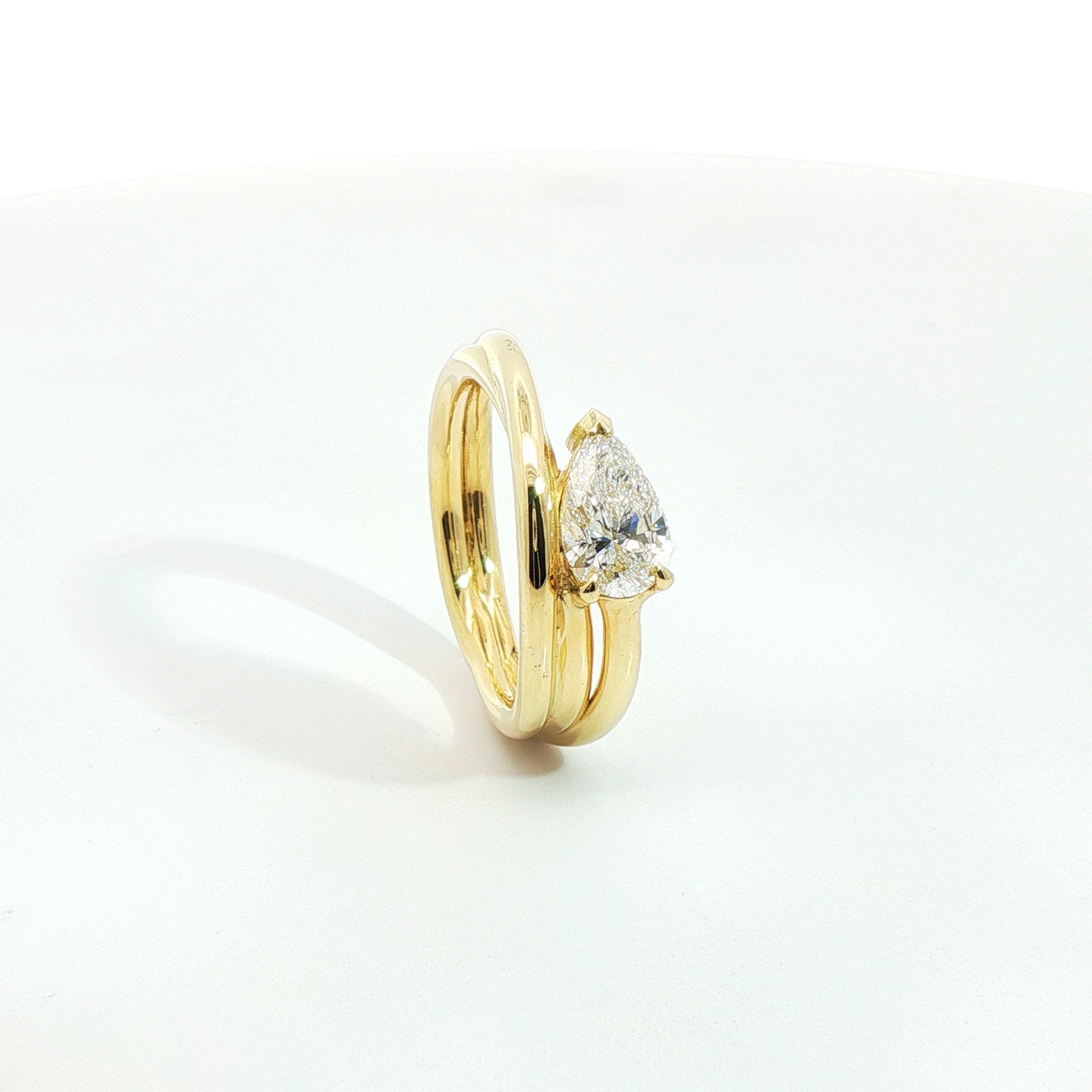 Solitario in oro giallo con diamante Lab-Grown taglio goccia, 1,04 carati.