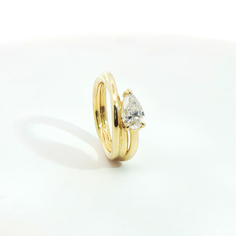 Solitario in oro giallo con diamante Lab-Grown taglio goccia, 1,04 carati.