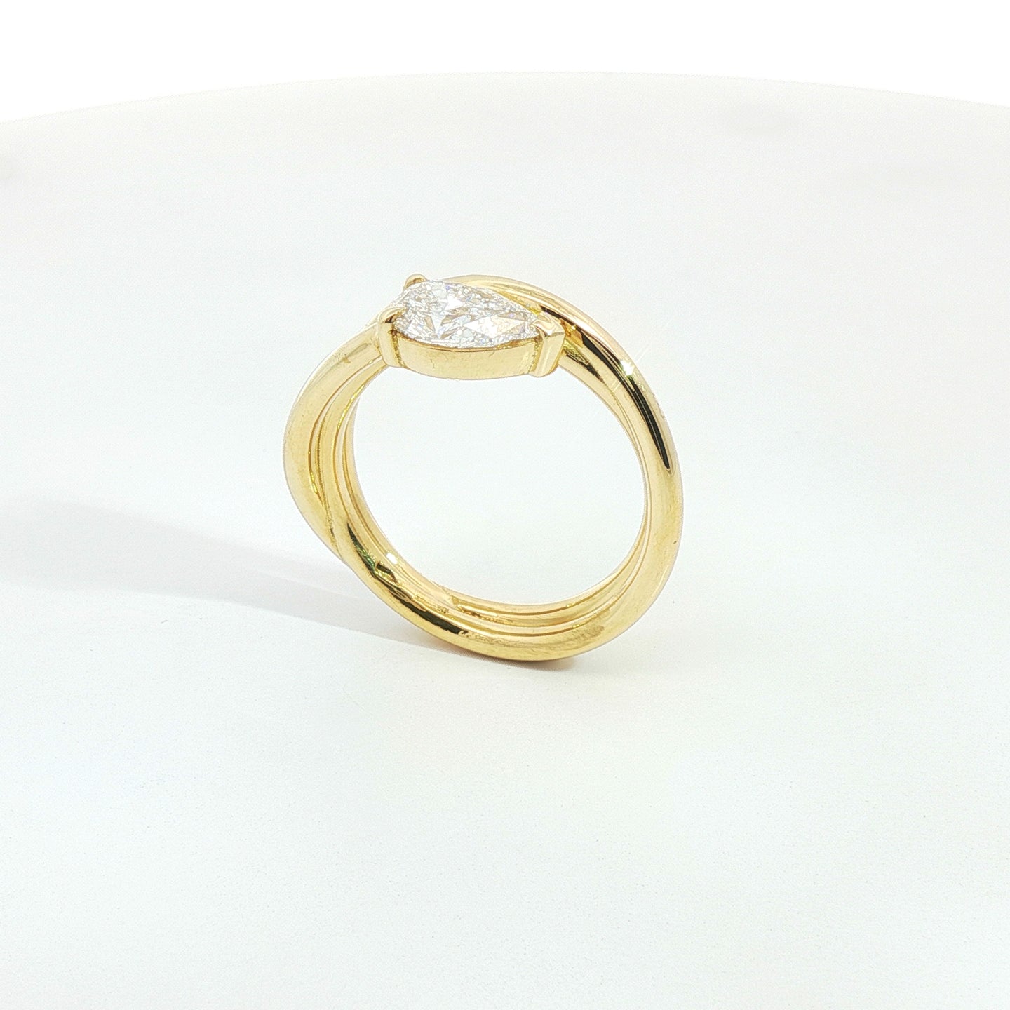 Solitario in oro giallo con diamante Lab-Grown taglio goccia, 1,04 carati.