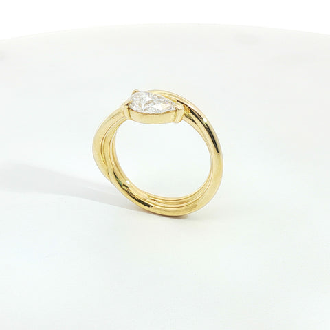 Solitario in oro giallo con diamante Lab-Grown taglio goccia, 1,04 carati.