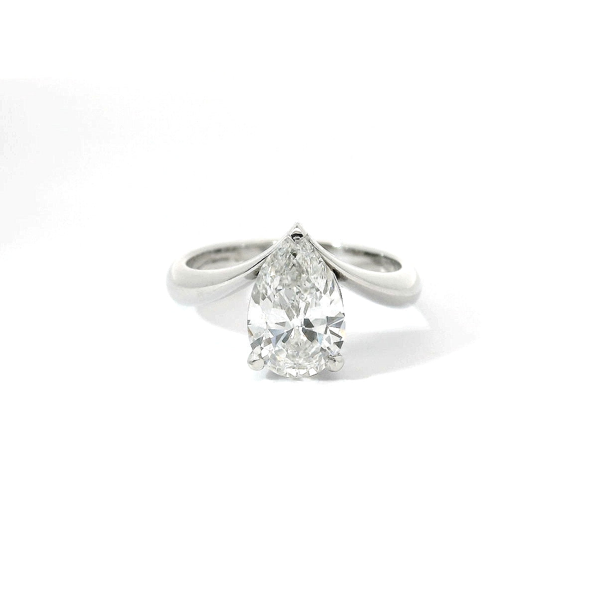 Solitario in oro Bianco e Diamante Lab-grown taglio goccia, 1,80 carati.