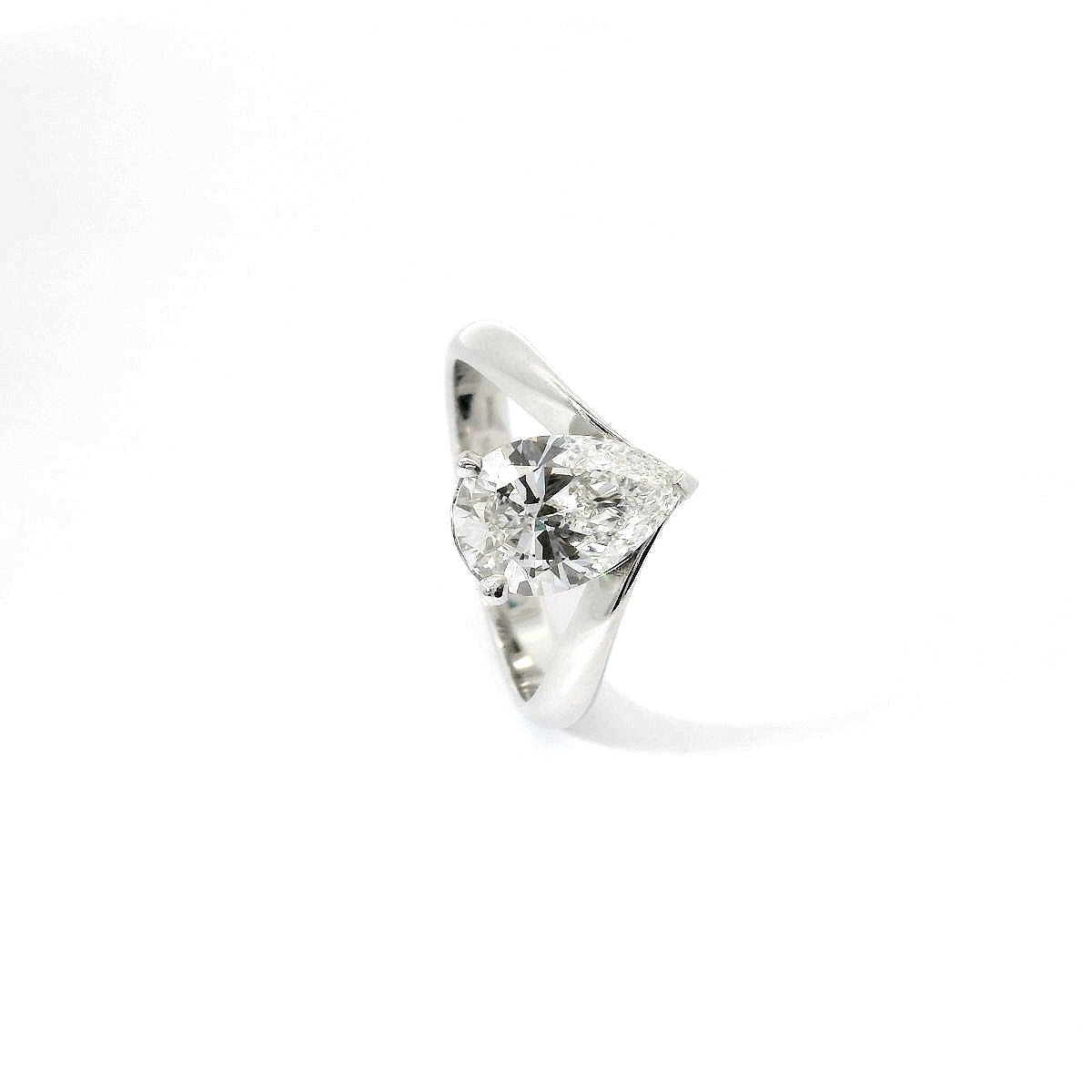 Solitario in oro Bianco e Diamante Lab-grown taglio goccia, 1,80 carati.