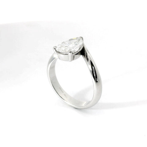 Solitario in oro Bianco e Diamante Lab-grown taglio goccia, 1,80 carati.