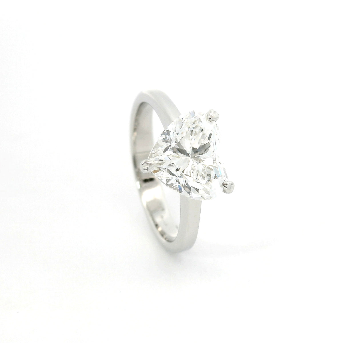 Solitario con diamante lab-grown taglio cuore, 3,01 carati.