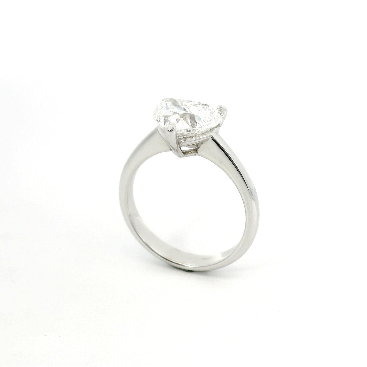 Solitario con diamante lab-grown taglio cuore, 3,01 carati.