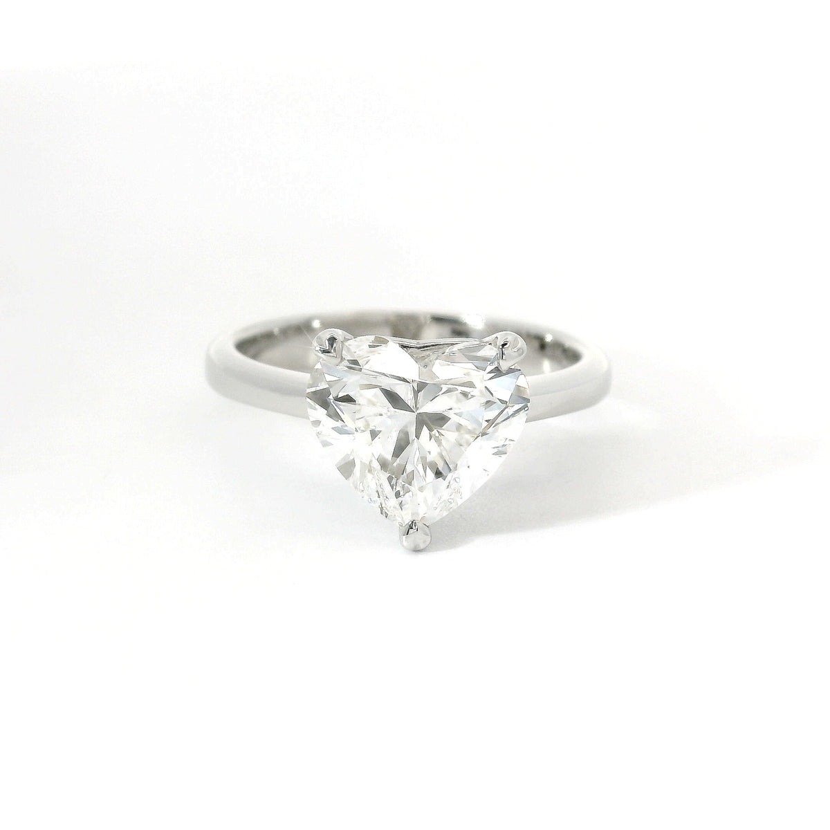 Solitario con diamante lab-grown taglio cuore, 3,01 carati.