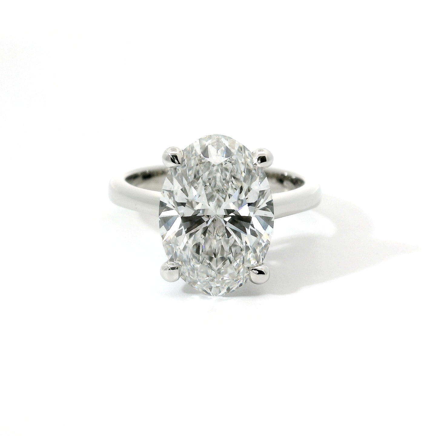 Solitario in oro bianco con diamante lab-grown taglio ovale, 5,03 carati.