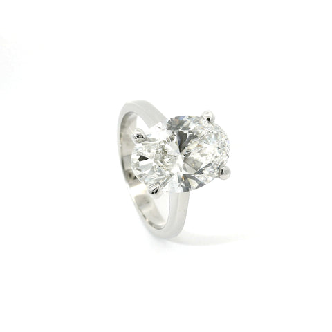 Solitario in oro bianco con diamante lab-grown taglio ovale, 5,03 carati.