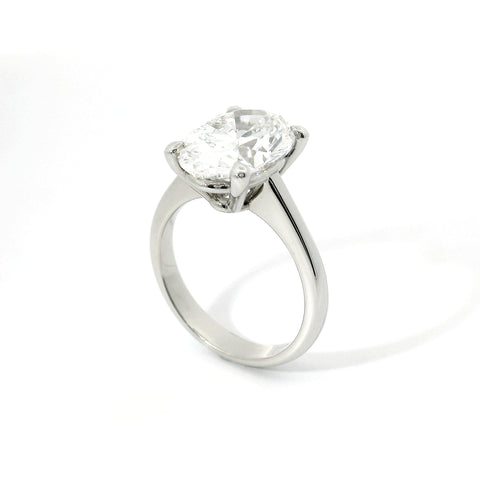 Solitario in oro bianco con diamante lab-grown taglio ovale, 5,03 carati.