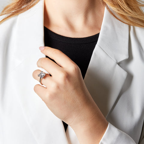 Solitario in oro bianco con diamante lab-grown taglio princess, 5,18 carati.