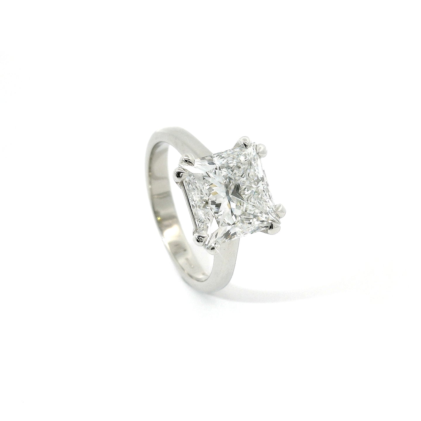 Solitario in oro bianco con diamante lab-grown taglio princess, 5,18 carati.