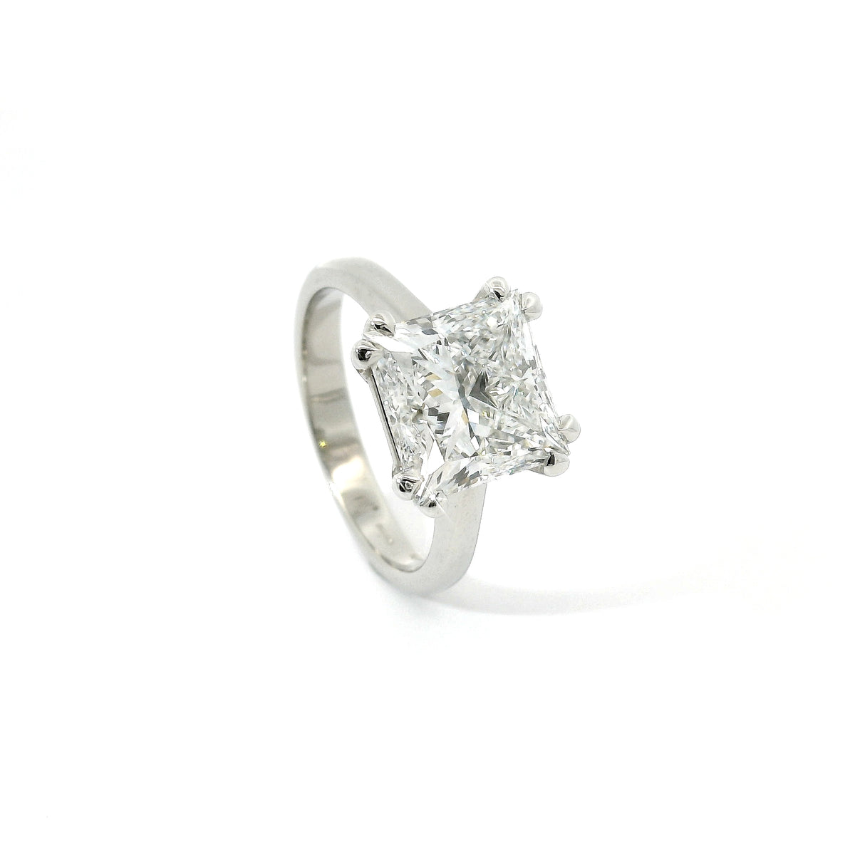 Solitario in oro bianco con diamante lab-grown taglio princess, 5,18 carati.
