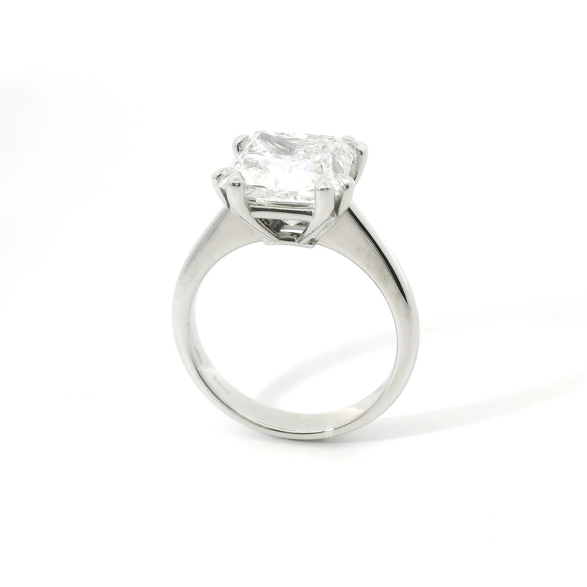 Solitario in oro bianco con diamante lab-grown taglio princess, 5,18 carati.