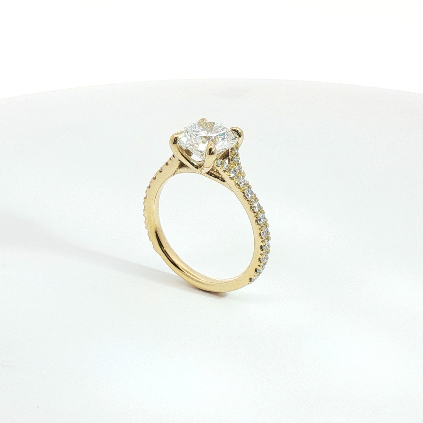 Solitario in oro giallo con diamanti Lab-Grown taglio brillante, 2,75 carati.