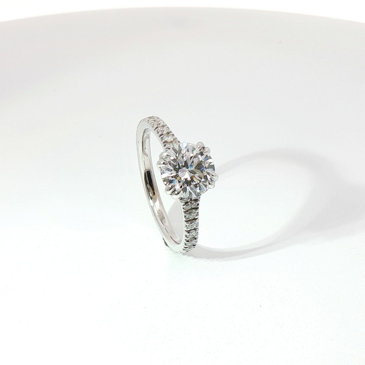 Solitario in oro bianco con diamanti Lab-Grown taglio brillante, 1,75 carati.