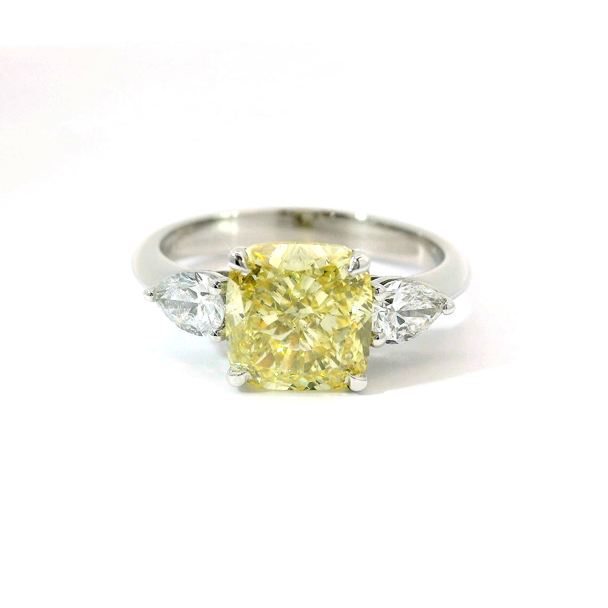 Trilogy in oro bianco e diamante lab-grown taglio cuscino fancy yellow e taglio goccia, 3,15 carati.