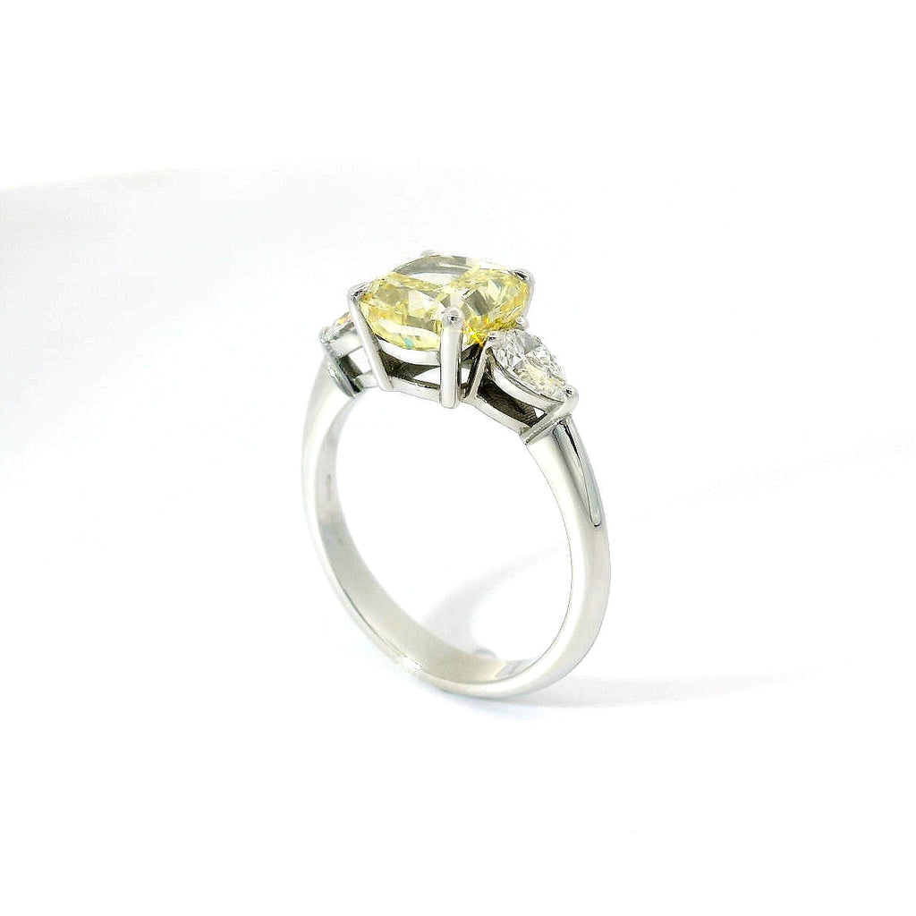 Trilogy in oro bianco e diamante lab-grown taglio cuscino fancy yellow e taglio goccia, 3,15 carati.