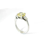 Trilogy in oro bianco e diamante lab-grown taglio cuscino fancy yellow e taglio goccia, 3,15 carati.