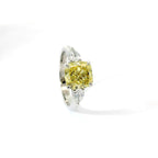 Trilogy in oro bianco e diamante lab-grown taglio cuscino fancy yellow e taglio goccia, 3,15 carati.