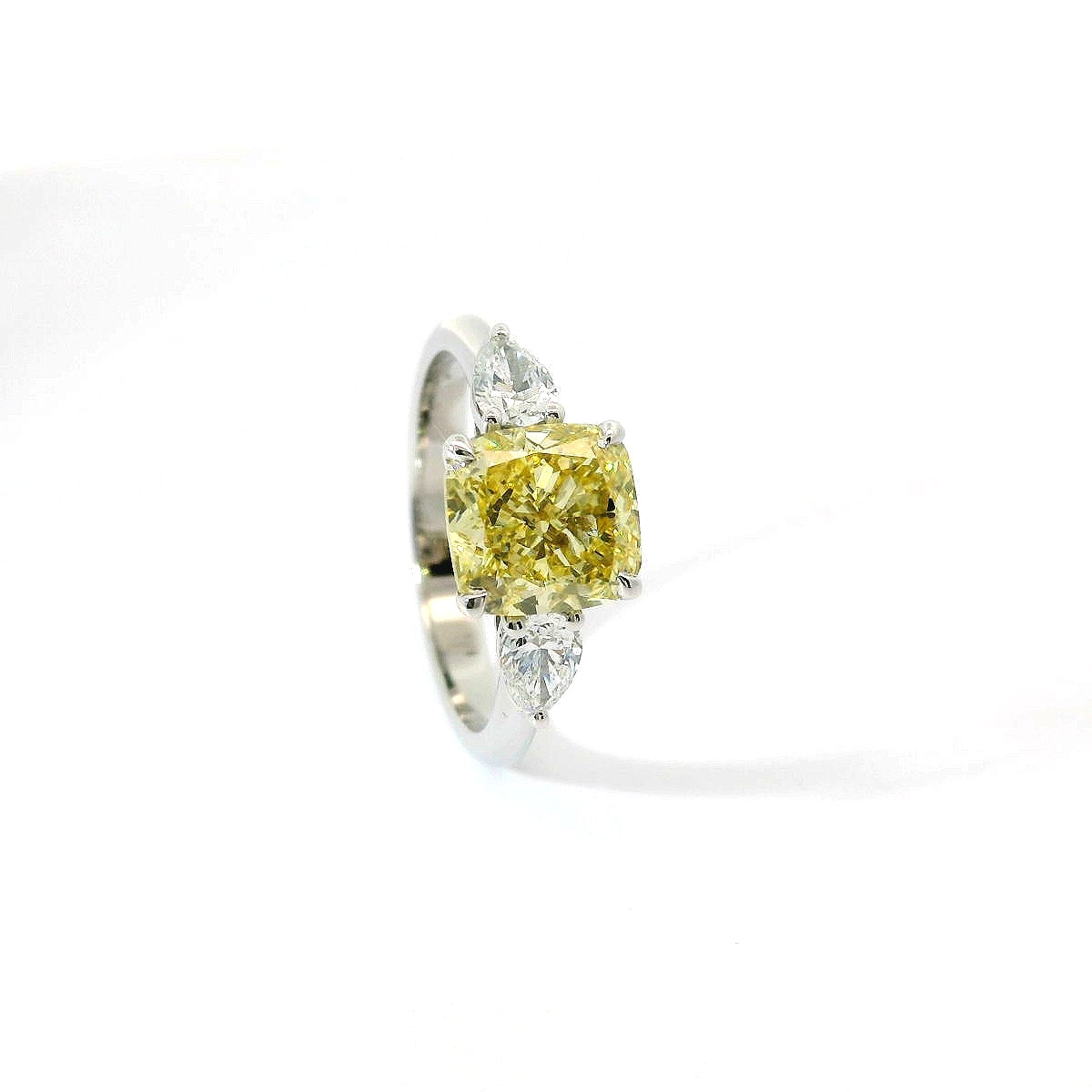 Trilogy in oro bianco e diamante lab-grown taglio cuscino fancy yellow e taglio goccia, 3,15 carati.
