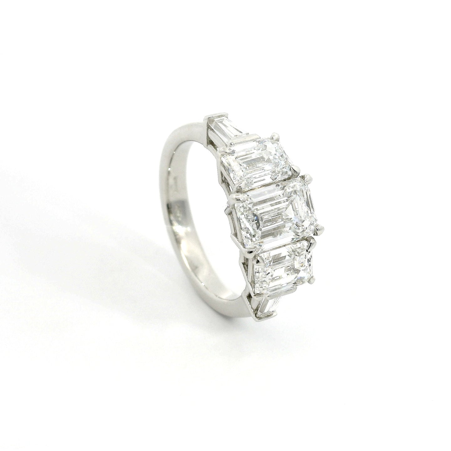 Trilogy in oro bianco con diamanti lab-grown taglio Smeraldo e taper, 4,39 carati.